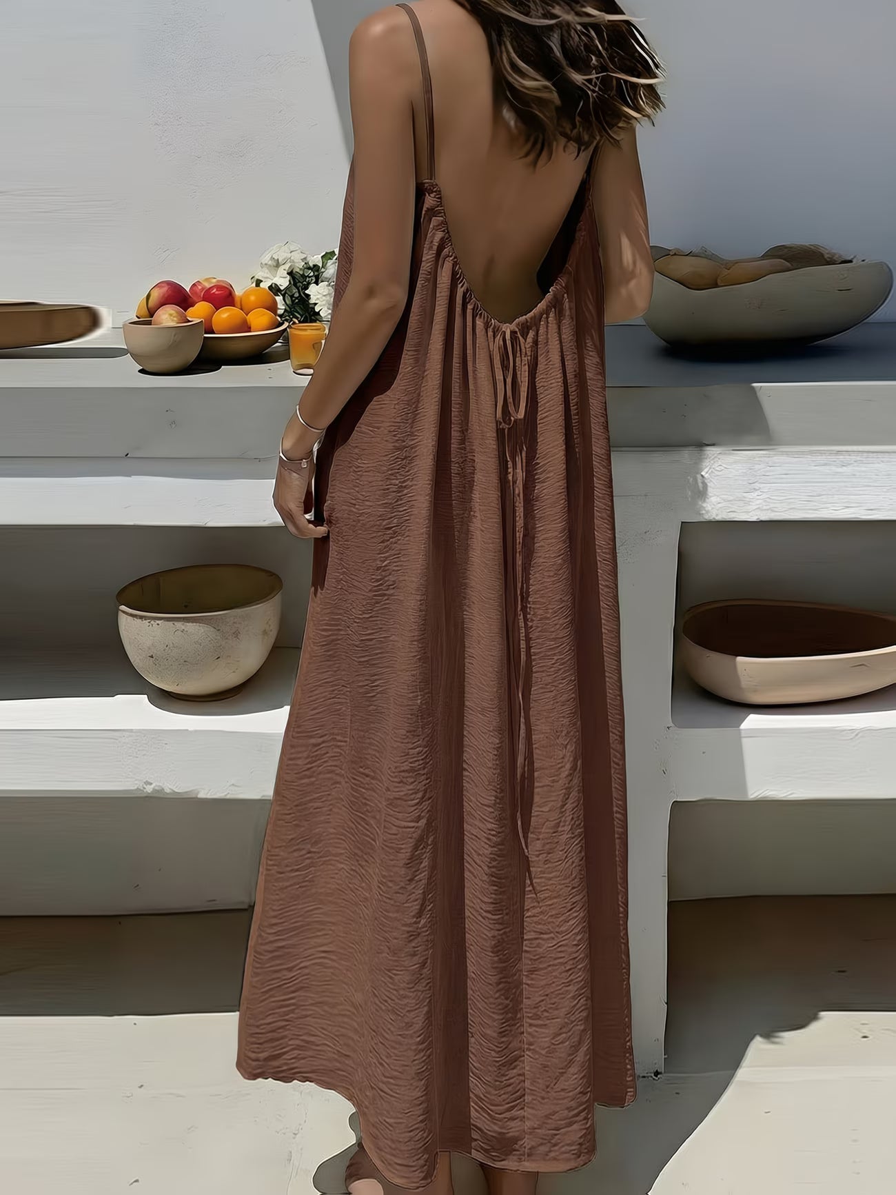 Robe longue légère et sensuelle, dos nu noué, qui sublime la silhouette avec élégance pour un look chic, moderne et irrésistiblement branché