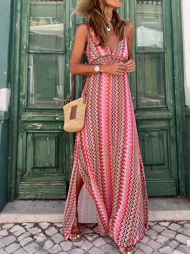 Robe d’été bohème à imprimé géométrique, coupe nuisette avec col V, fines bretelles et fentes latérales qui allongent la silhouette, parfaite pour rayonner en vacances, en rendez-vous ou au quotidien avec style et audace