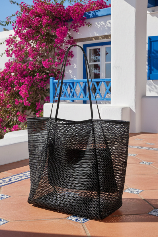 Le tote bag mesh pliable qui devient votre indispensable de l’été. Léger, pratique et ultra tendance, il vous accompagne partout, de la plage aux escapades en ville, avec un style effortless parfaitement maîtrisé