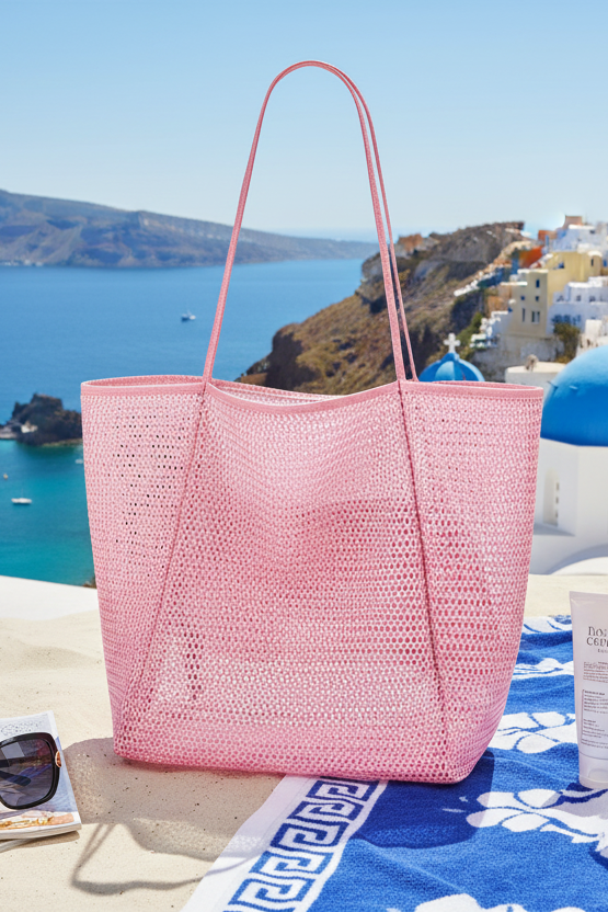 Le tote bag mesh pliable qui devient votre indispensable de l’été. Léger, pratique et ultra tendance, il vous accompagne partout, de la plage aux escapades en ville, avec un style effortless parfaitement maîtrisé