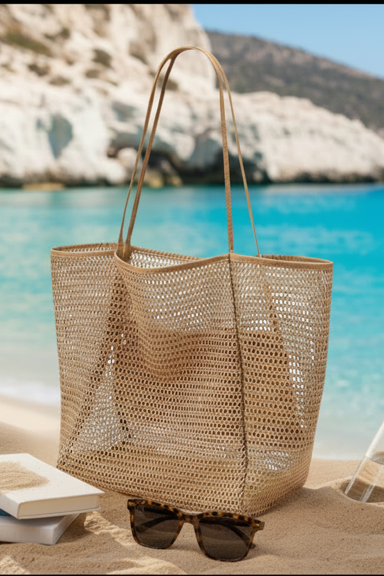 Le tote bag mesh pliable qui devient votre indispensable de l’été. Léger, pratique et ultra tendance, il vous accompagne partout, de la plage aux escapades en ville, avec un style effortless parfaitement maîtrisé