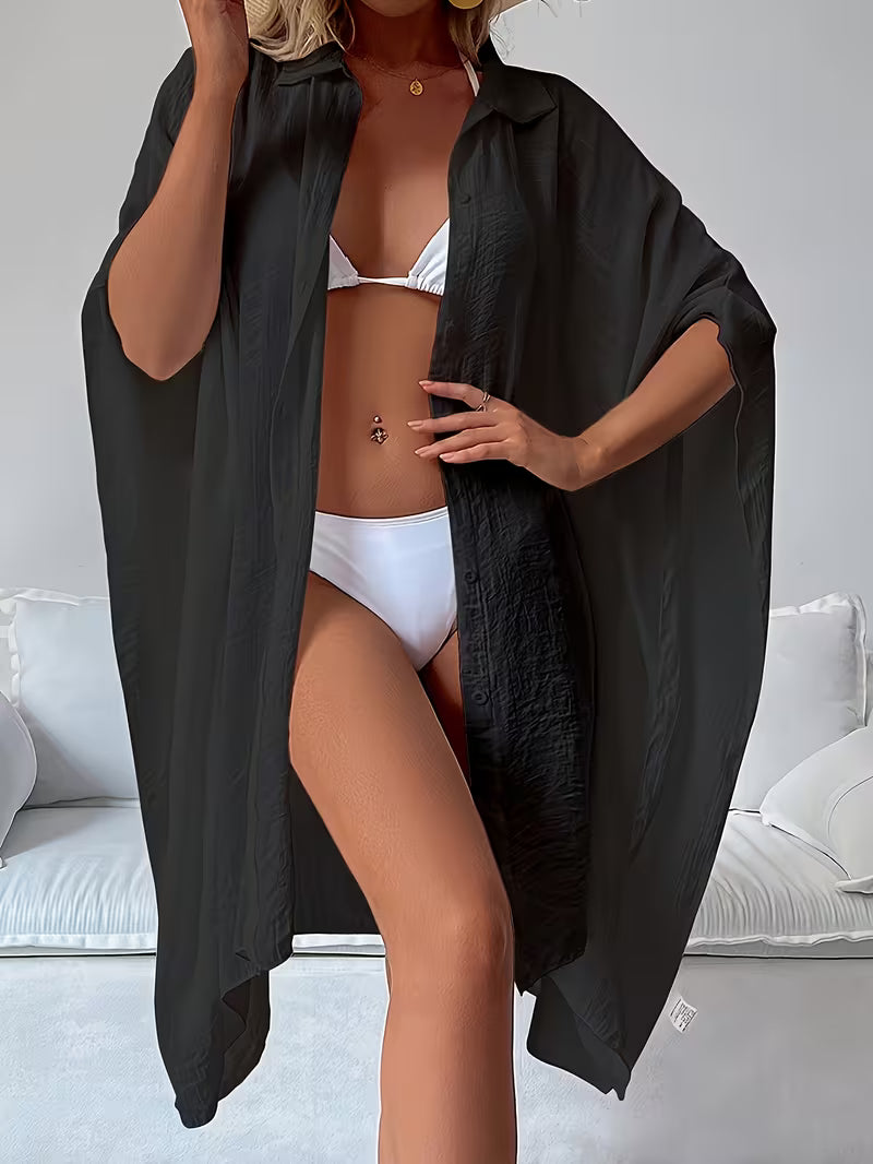 Chemise de plage loose, féminine et subtilement sensuelle, à la coupe fluide qui effleure la silhouette pour un look chic, léger et irrésistiblement estival