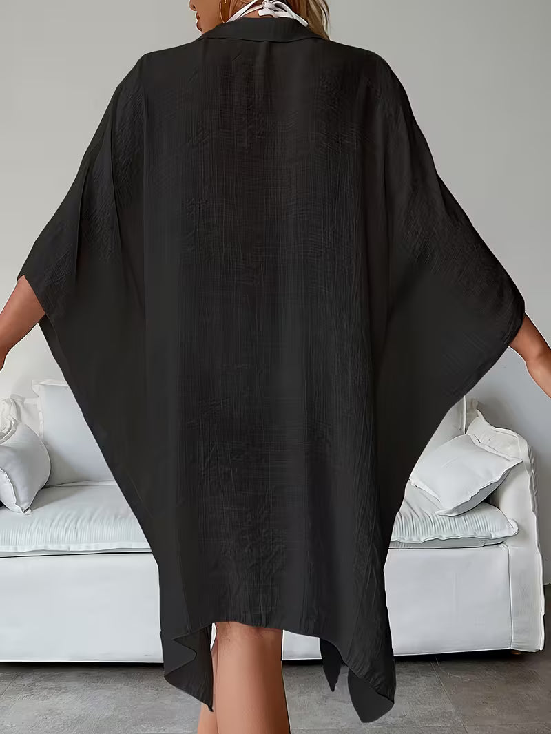 Chemise de plage loose, féminine et subtilement sensuelle, à la coupe fluide qui effleure la silhouette pour un look chic, léger et irrésistiblement estival
