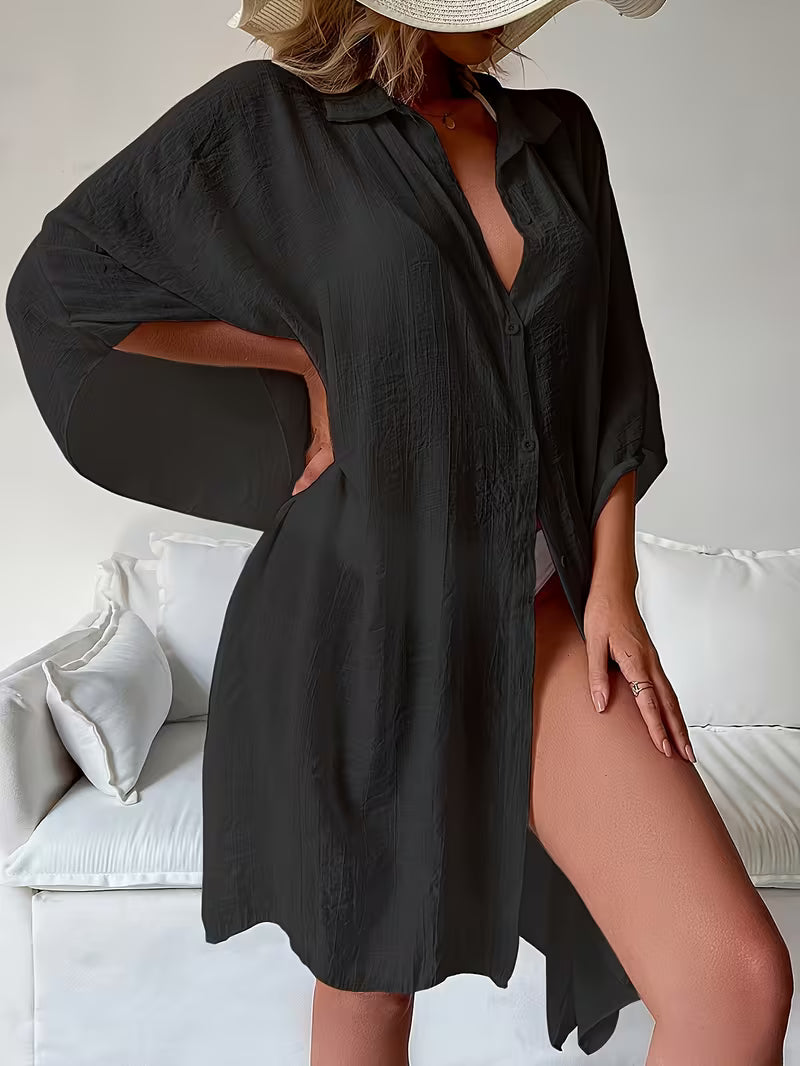 Chemise de plage loose, féminine et subtilement sensuelle, à la coupe fluide qui effleure la silhouette pour un look chic, léger et irrésistiblement estival
