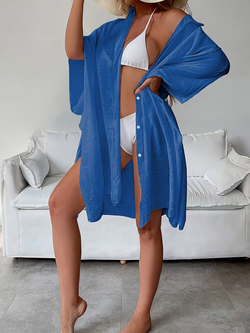Chemise de plage loose, féminine et subtilement sensuelle, à la coupe fluide qui effleure la silhouette pour un look chic, léger et irrésistiblement estival