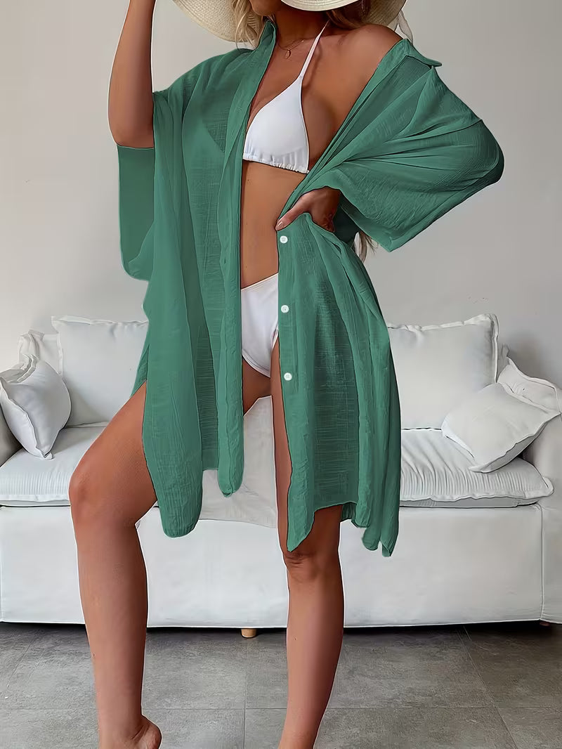 Chemise de plage loose, féminine et subtilement sensuelle, à la coupe fluide qui effleure la silhouette pour un look chic, léger et irrésistiblement estival