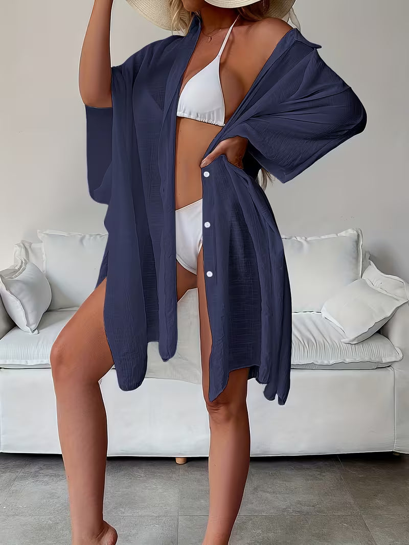 Chemise de plage loose, féminine et subtilement sensuelle, à la coupe fluide qui effleure la silhouette pour un look chic, léger et irrésistiblement estival
