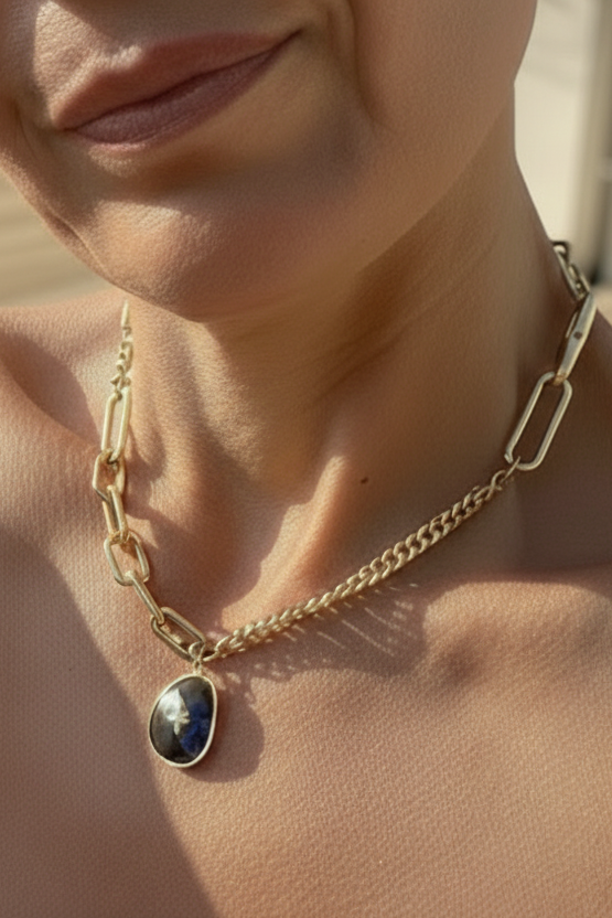 Collier choker Astéria en métal doré inoxydable. Trendy et chic. Modèle unique so shiny
