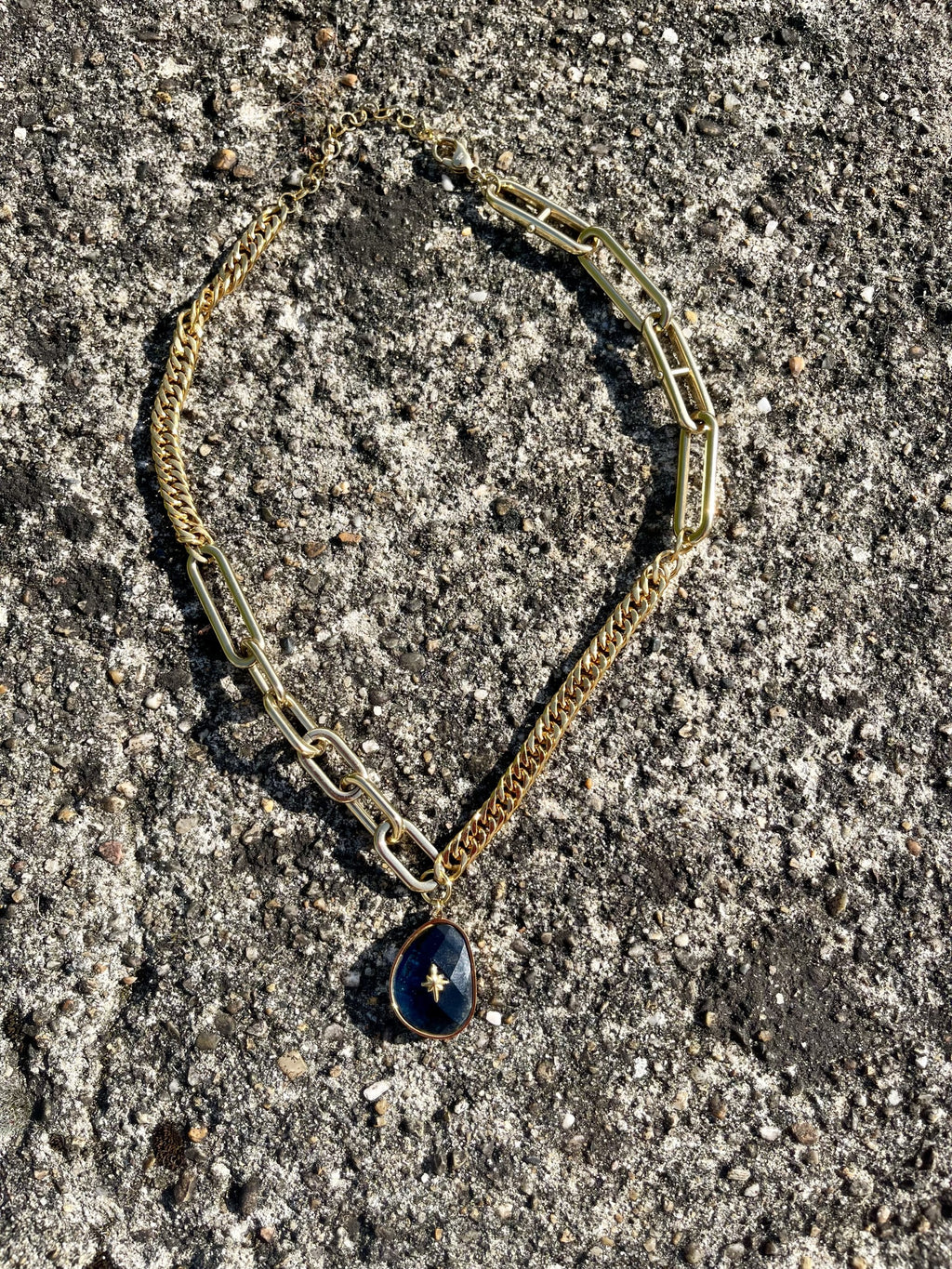 Collier choker Astéria en métal doré inoxydable. Trendy et chic. Modèle unique so shiny