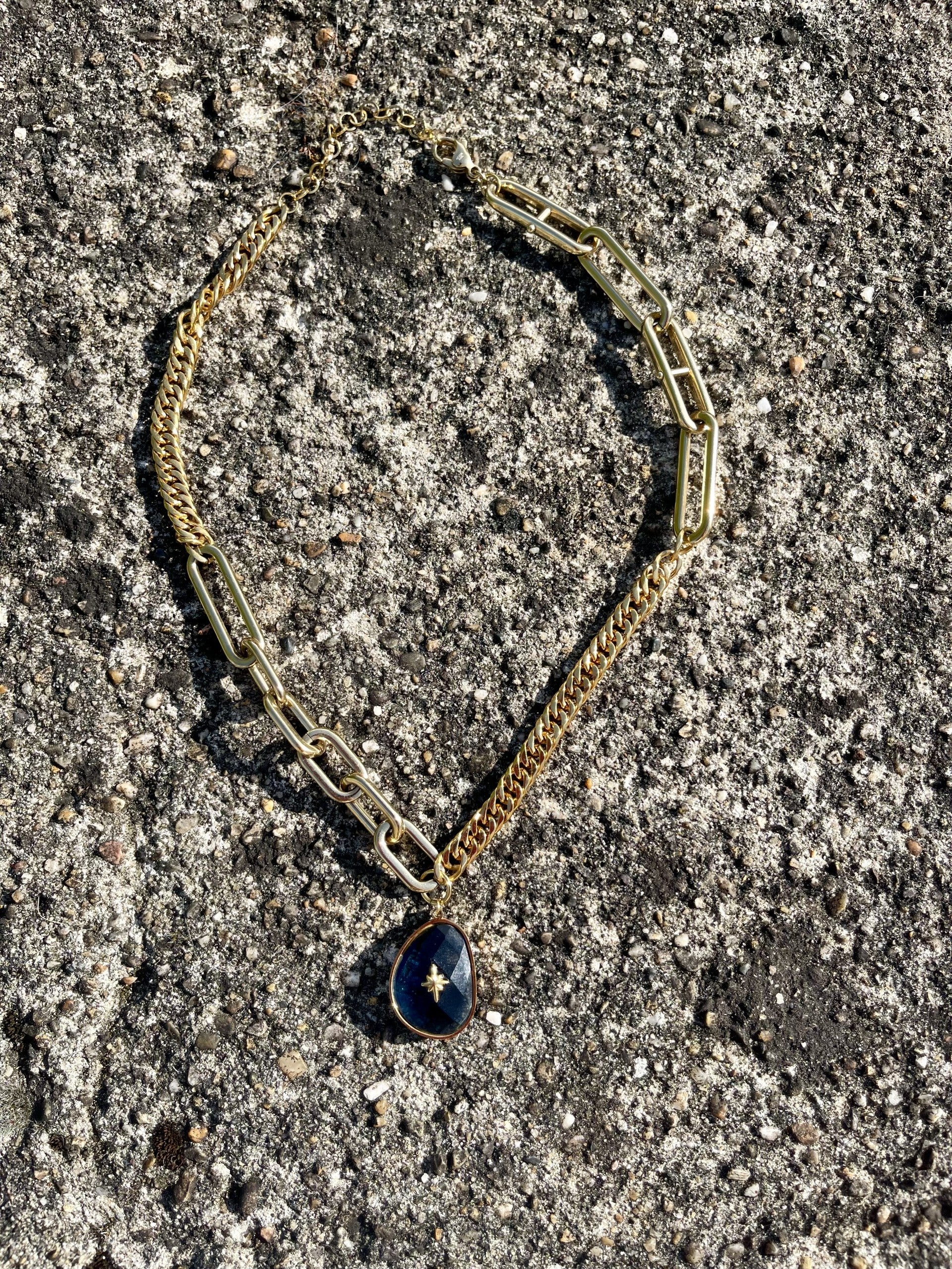 Collier choker Astéria en métal doré inoxydable. Trendy et chic. Modèle unique so shiny