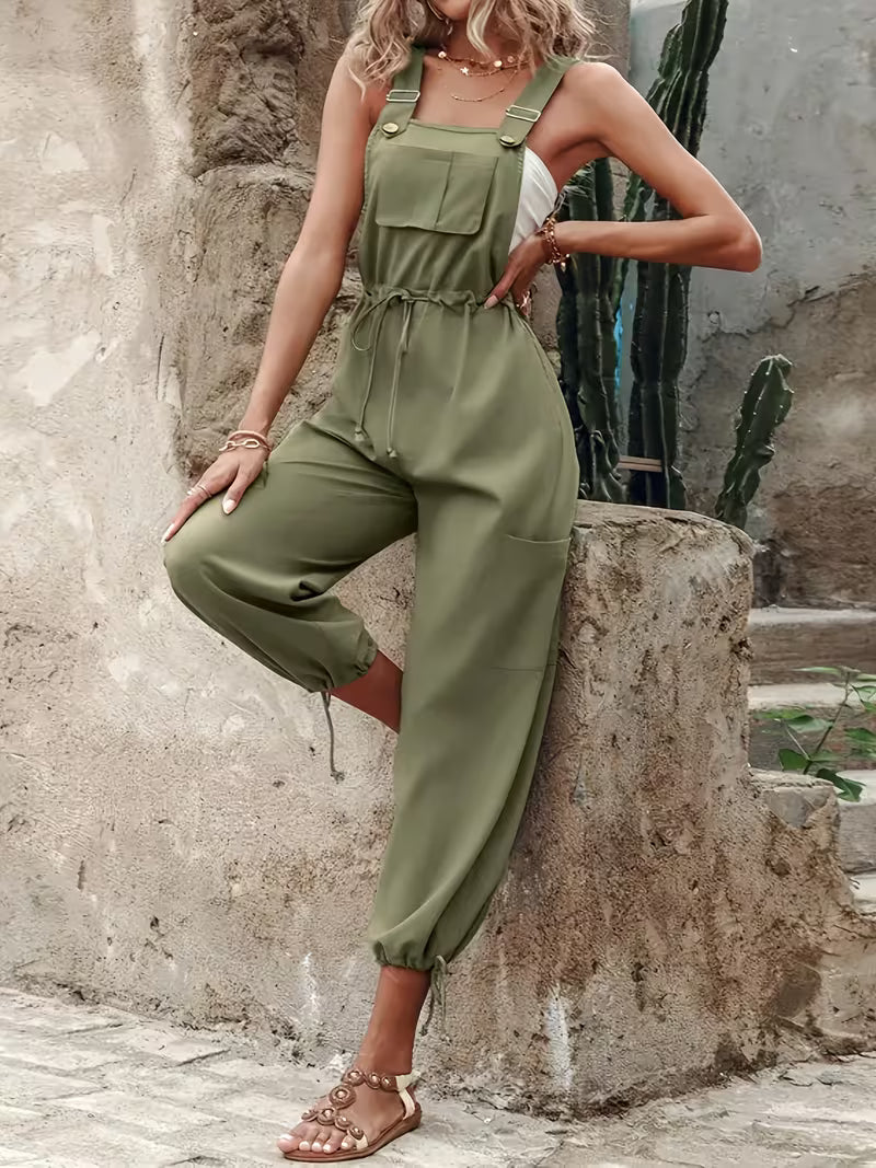 Combinaison à bretelles tendance et à la coupe flatteuse, une pièce fétiche qui met en valeur l’énergie et la vitalité