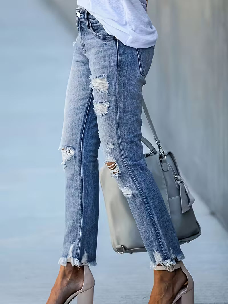 Jean court stretch trendy déchiré. Adoptez le jean court stretch qui dynamise instantanément votre silhouette avec son fit parfaitement ajusté, sa matière ultra confortable qui épouse vos formes