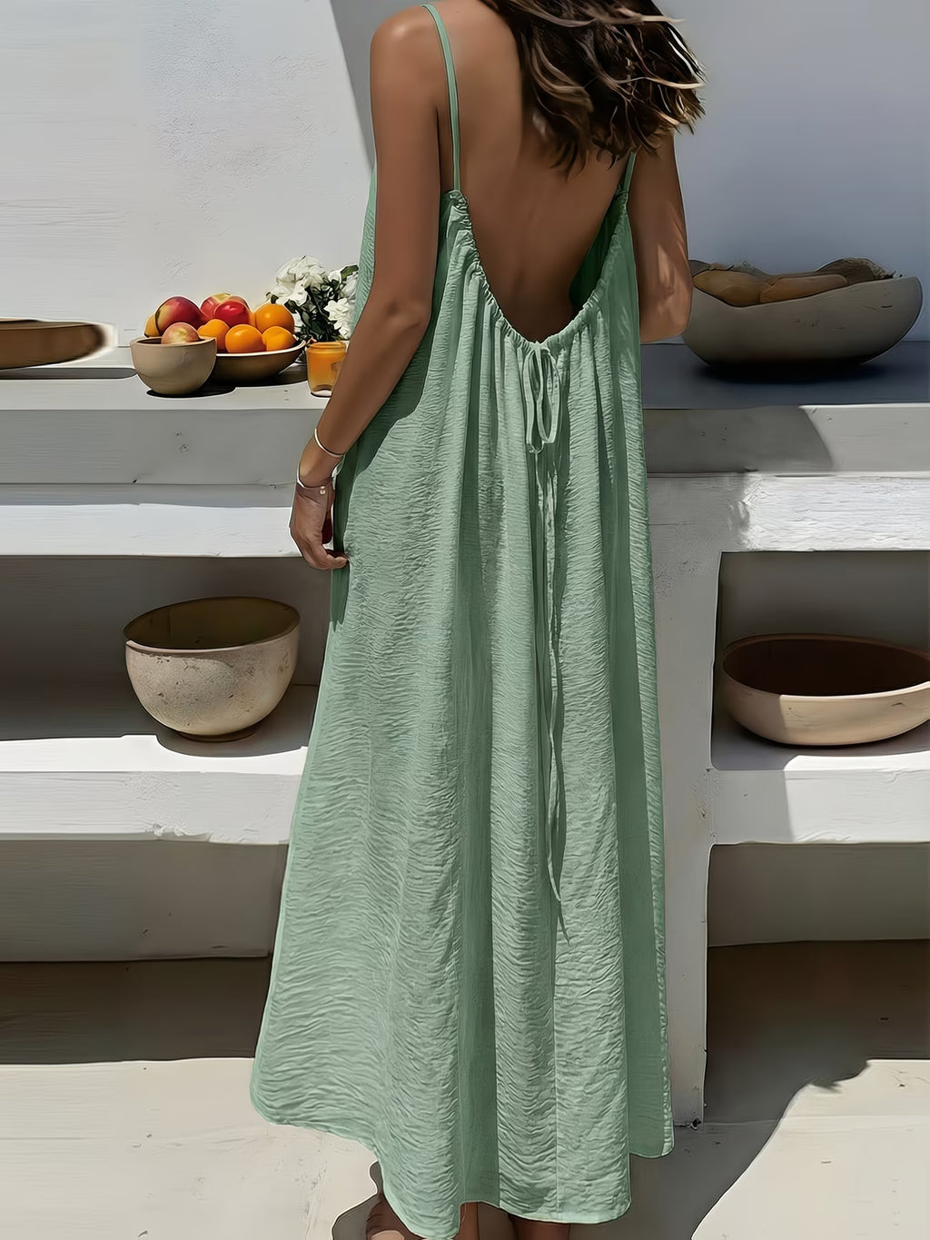 Robe longue légère et sensuelle, dos nu noué, qui sublime la silhouette avec élégance pour un look chic, moderne et irrésistiblement branché