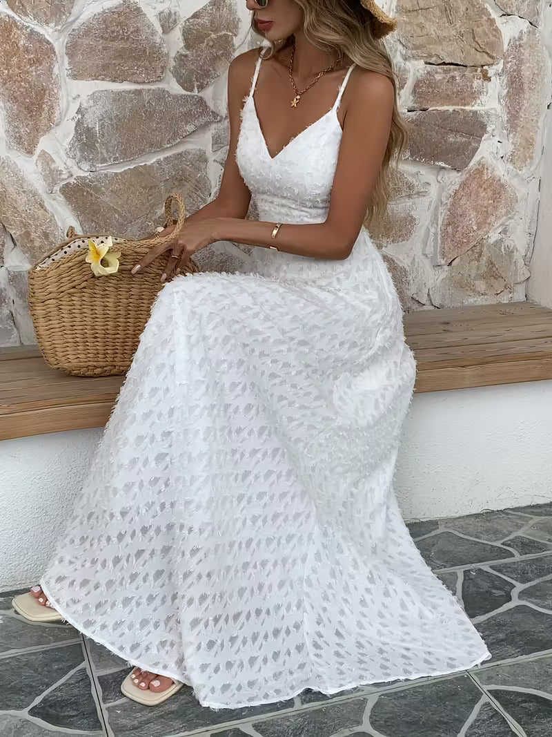 Robe longue de cocktail spectaculaire, sublimée par un décolleté en V et de fines bretelles, pour une allure élégante, audacieuse et irrésistiblement captivante