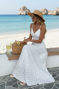 Robe longue de cocktail spectaculaire, sublimée par un décolleté en V et de fines bretelles, pour une allure élégante, audacieuse et irrésistiblement captivante