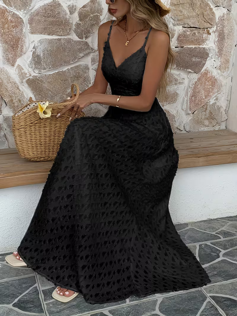 Robe longue de cocktail spectaculaire, sublimée par un décolleté en V et de fines bretelles, pour une allure élégante, audacieuse et irrésistiblement captivante
