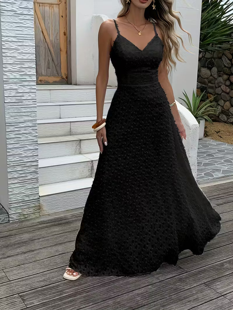 Robe longue de cocktail spectaculaire, sublimée par un décolleté en V et de fines bretelles, pour une allure élégante, audacieuse et irrésistiblement captivante