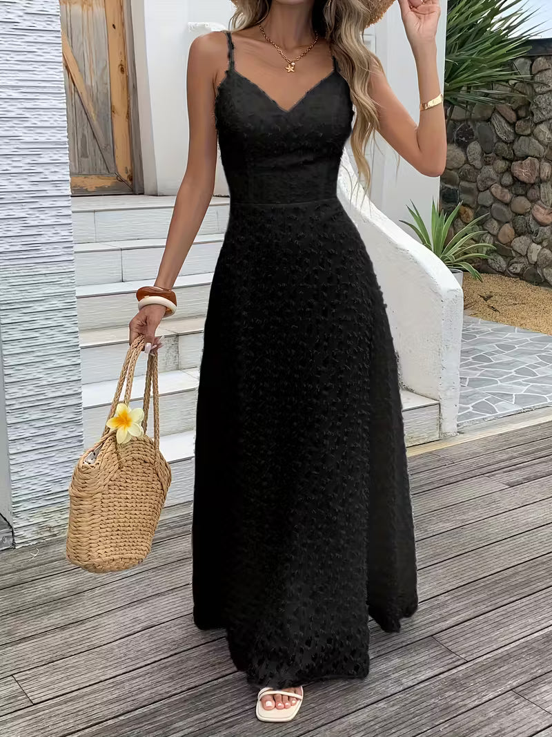 Robe longue de cocktail spectaculaire, sublimée par un décolleté en V et de fines bretelles, pour une allure élégante, audacieuse et irrésistiblement captivante