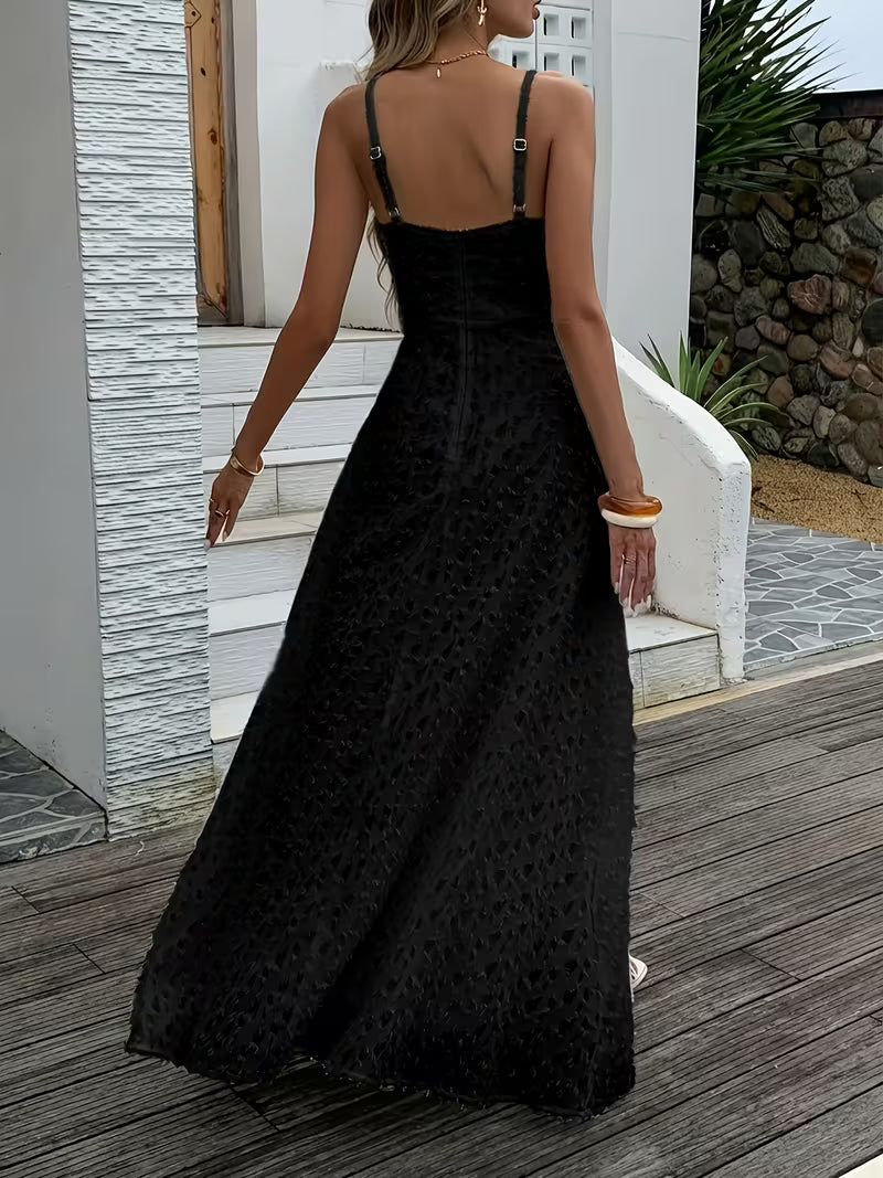 Robe longue de cocktail spectaculaire, sublimée par un décolleté en V et de fines bretelles, pour une allure élégante, audacieuse et irrésistiblement captivante