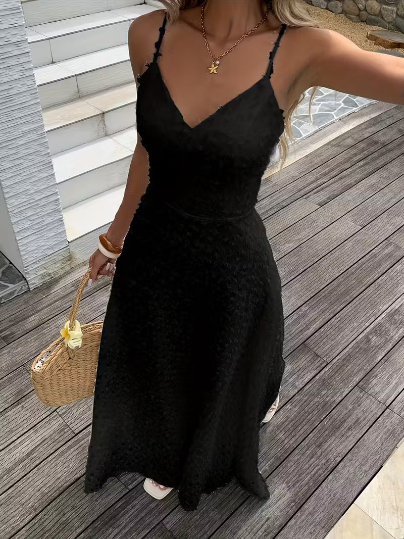 Robe longue de cocktail spectaculaire, sublimée par un décolleté en V et de fines bretelles, pour une allure élégante, audacieuse et irrésistiblement captivante