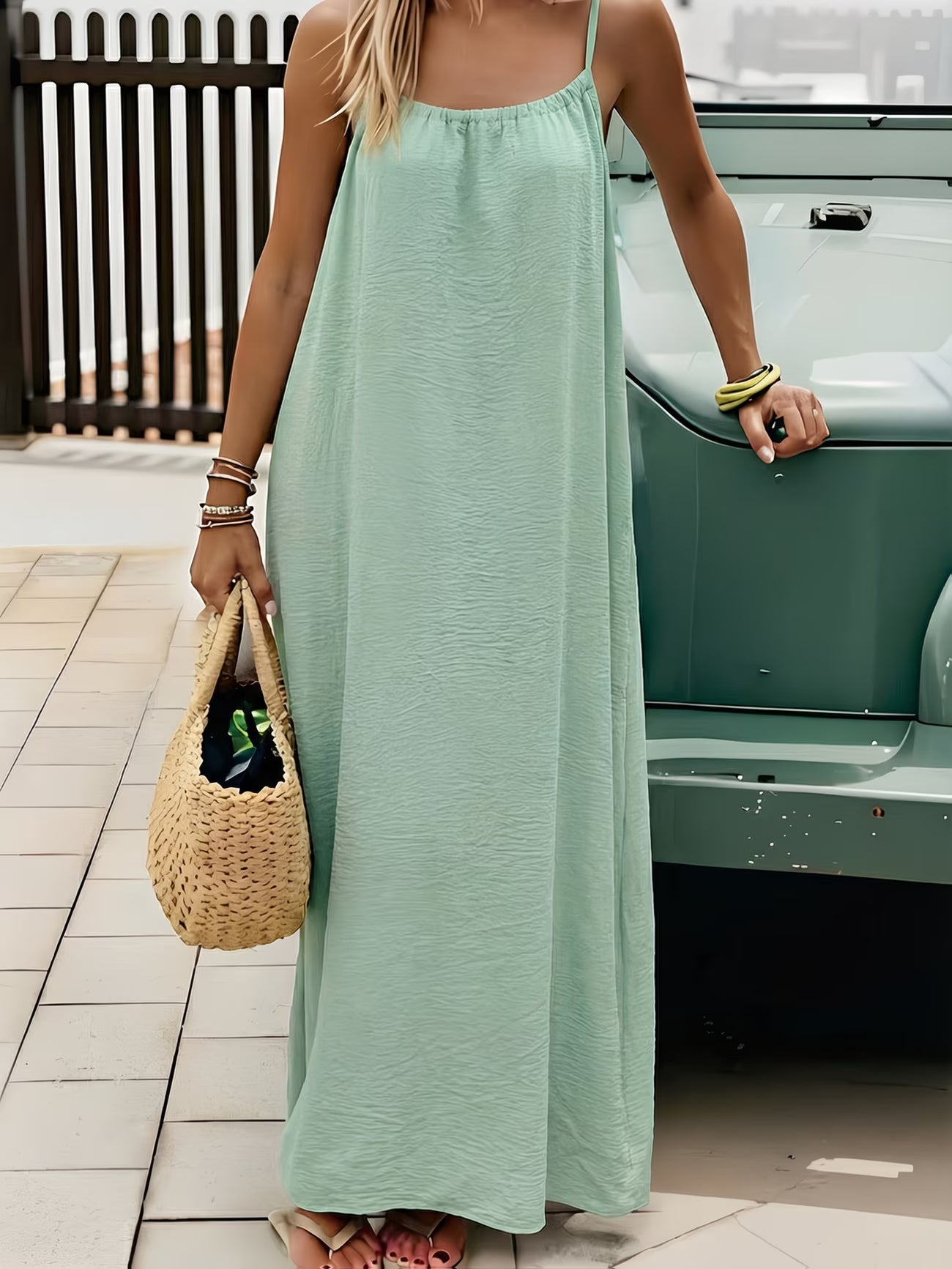 Robe longue légère et sensuelle, dos nu noué, qui sublime la silhouette avec élégance pour un look chic, moderne et irrésistiblement branché