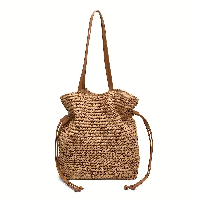 Sac en paille tressée esprit gypsy chic. Avec son design ultra tendance, son lien coulissant et ses pampilles, il booste instantanément votre look avec une vibe bohème  irrésistible qui ne passe pas inaperçue.
